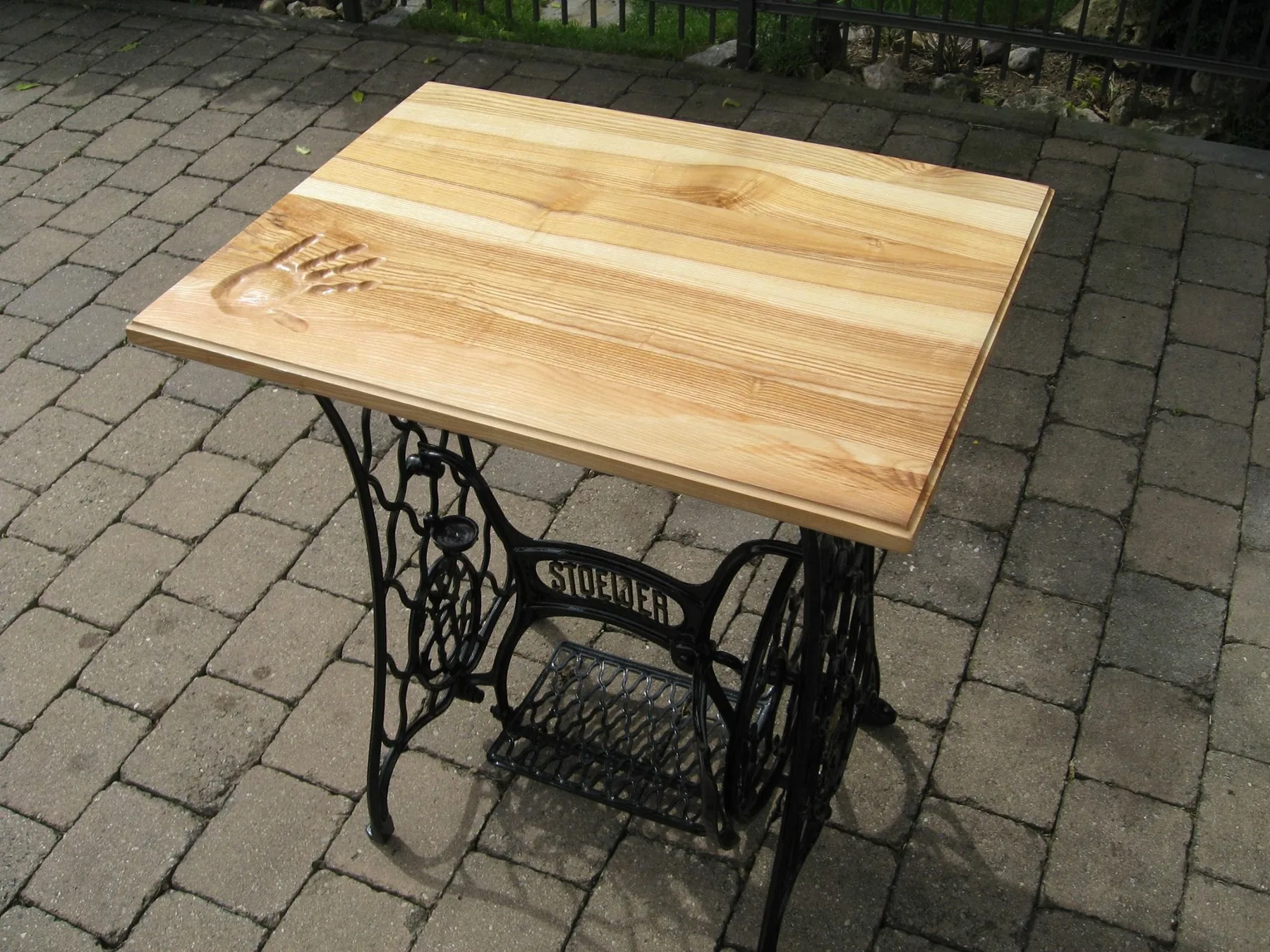 Tisch aus Holz auf einem alten Nähmaschinengestell