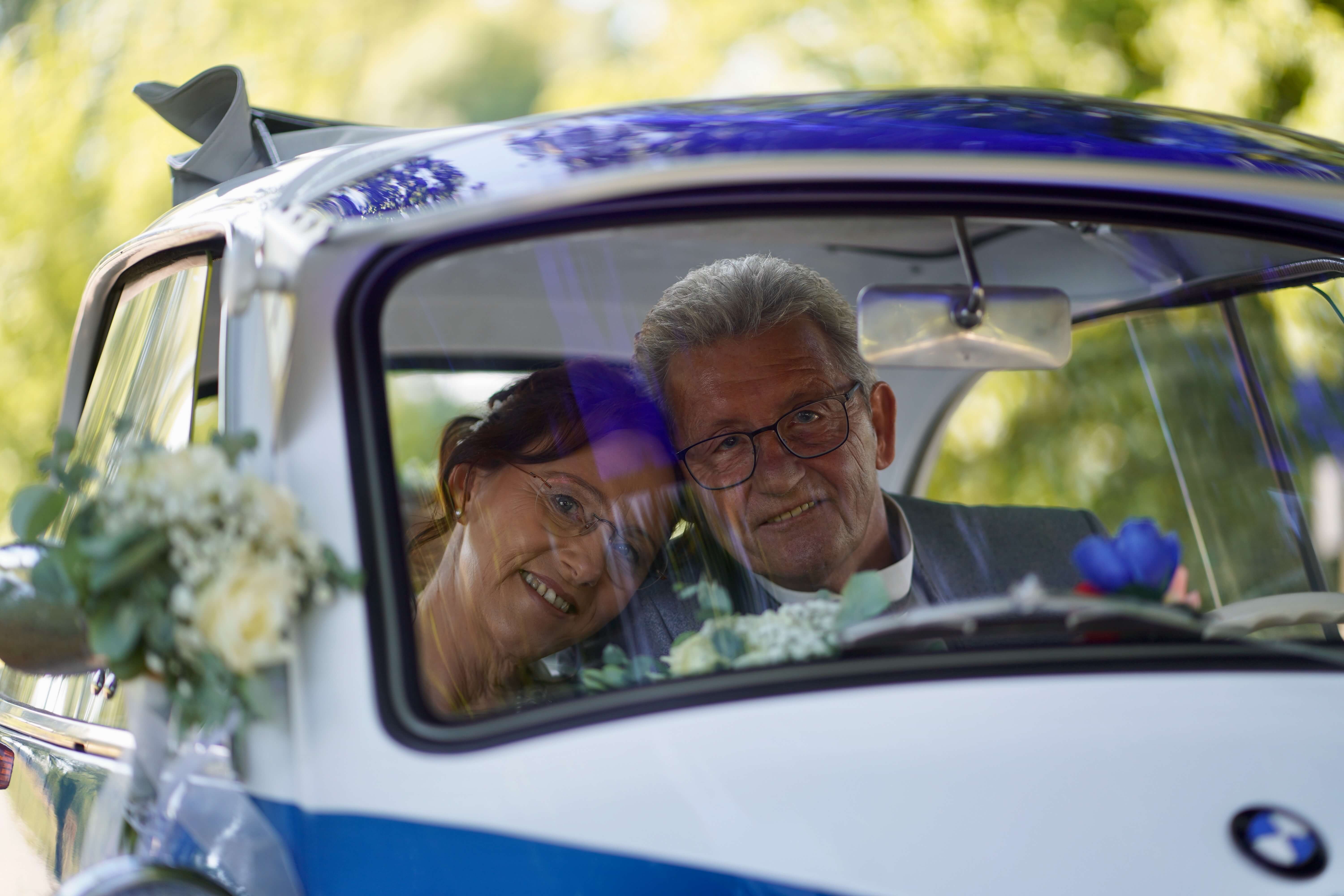 Brautpaar im Auto
