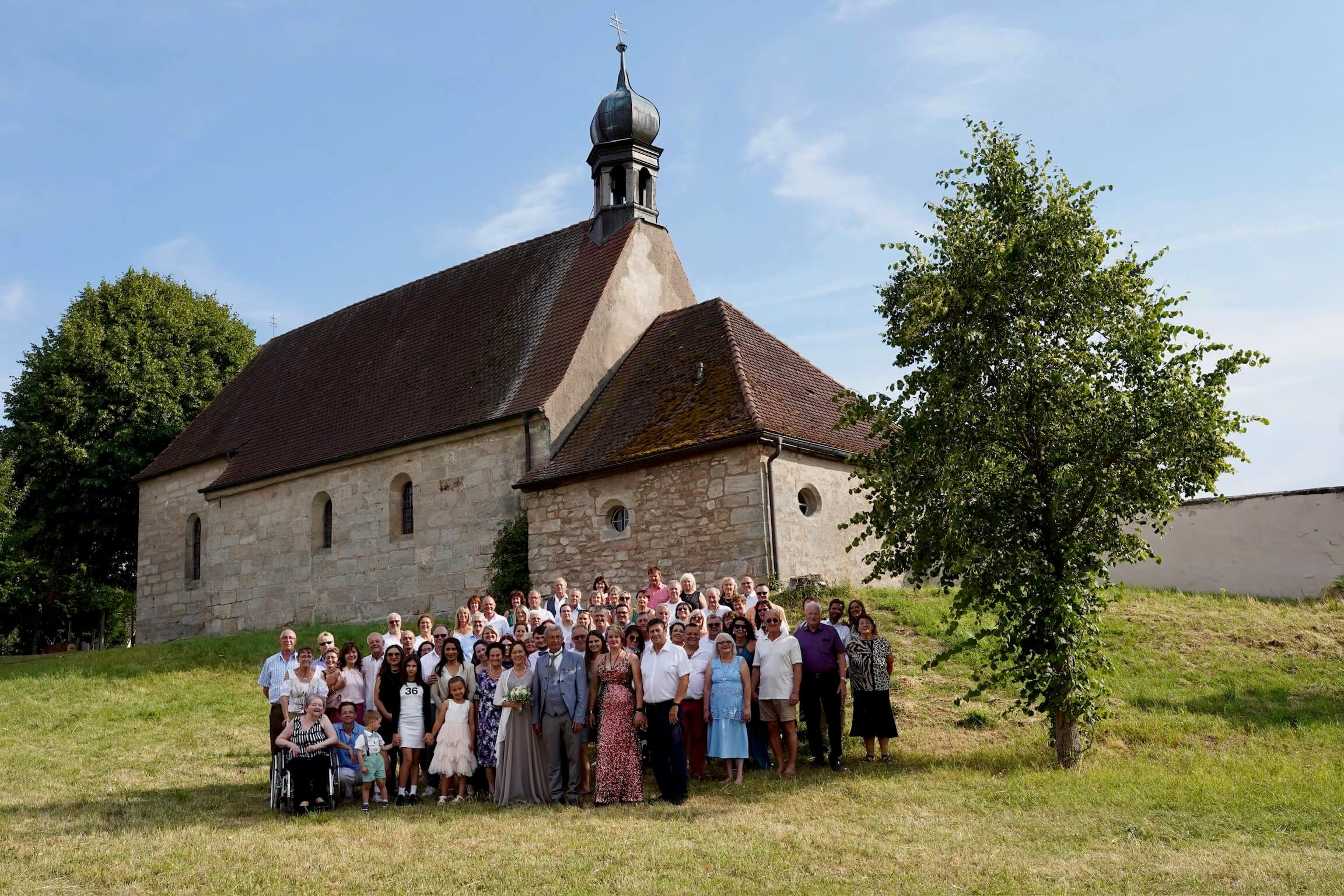 Gruppenfoto bei der Hochzeit