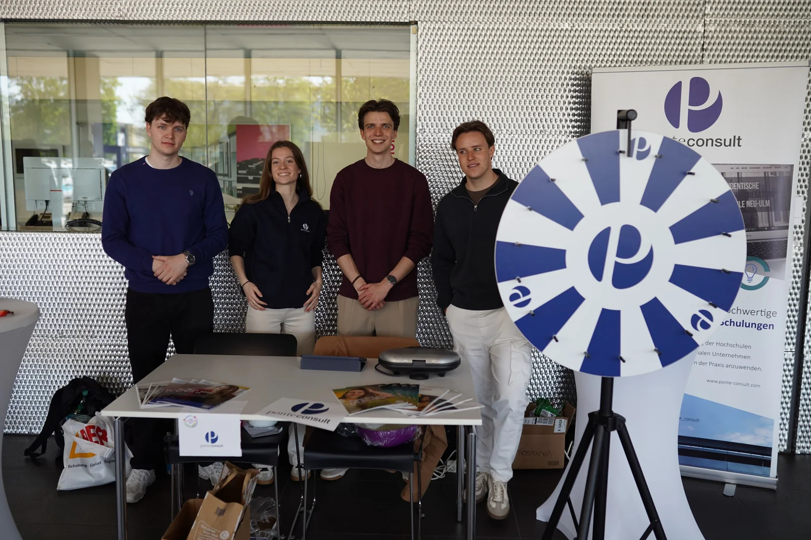 Interaktiver Stand mit Glücksrad beim HNU Engagement Day