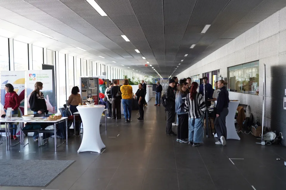 Stände und Gespräche beim HNU Engagement Day